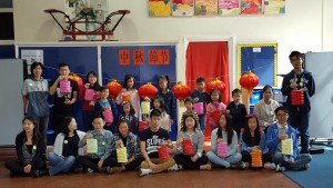 广东话校学生和老师一起庆祝中秋
